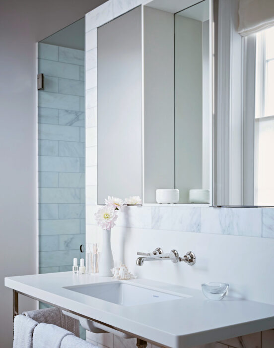 Corian® VANITY TOP WITH COVED HIGH UPSTAND