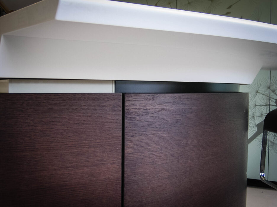 Corian® CURVED FLYING BREAKFAST BAR