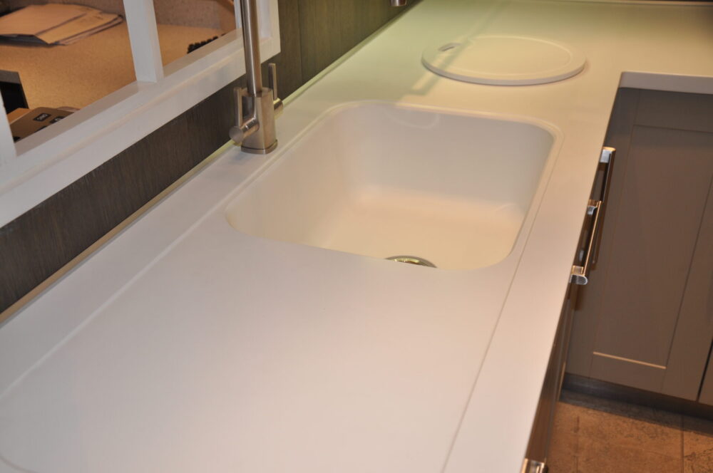 Corian® DESIGNER WHITE WORKTOP WITH SWEET 871 SINK