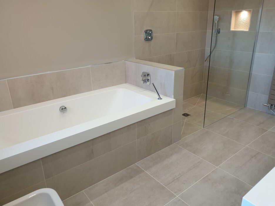 Corian® DELIGHT 8410 BATH WITH DEEP FASCIA